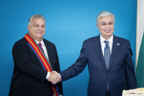 Orbán Viktor megkapta az Állami Barátság Érdemrend első fokozatát Kazahsztánban 