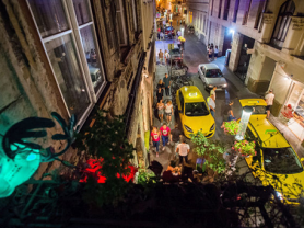 Kitiltaná Vitézy az autókat a bulinegyedből