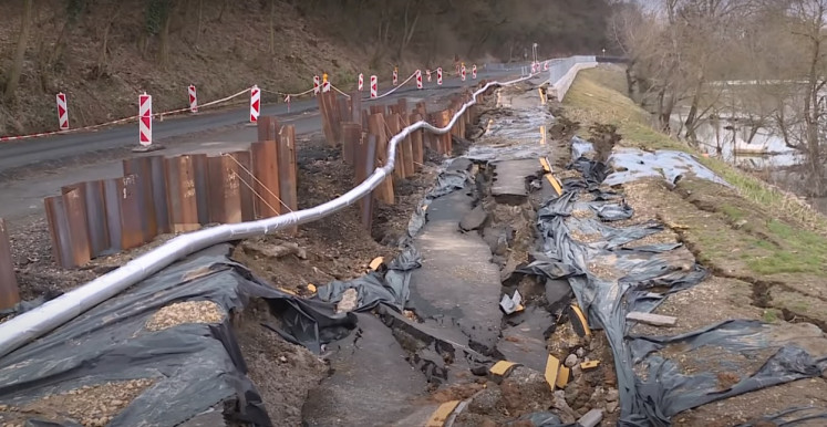 Milliárdos tétel a mindössze egy éves, mostanra beomlott kerékpárút javítása