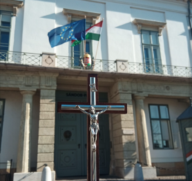 Feszületet vitt Novák Katalinnak Keresztény Zoltán 