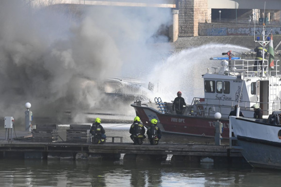 Kiégett egy hajó az Árpád hídnál