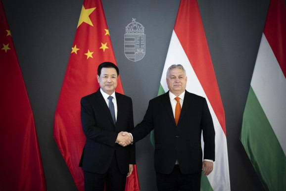 Kínai minisztert fogadott Orbán, amerikai szenátorokat nem 