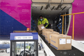 Kínából érkeztek eszközök a koronavírus megfékezésére