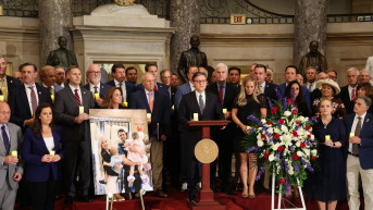 Gyertyagyújtással és imával emlékeztek a Capitoliumban a meggyilkolt Trump-aktivistára