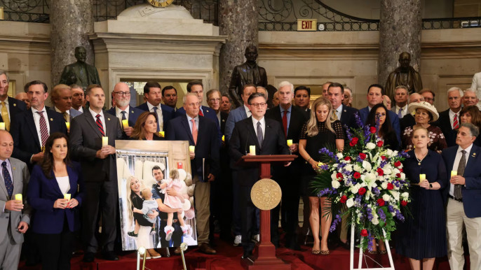 Gyertyagyújtással és imával emlékeztek a Capitoliumban a meggyilkolt Trump-aktivistára