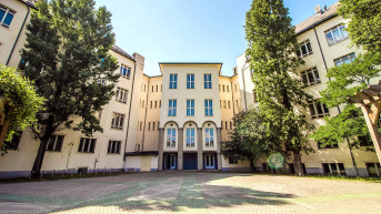 A Szent László Gimnáziumnál szülők védtek élőlánccal egy tanárt a tankerülettől