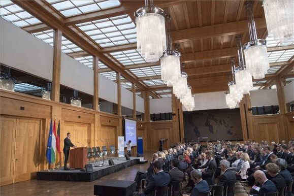 Fizetésemelést kaphatnak a minisztériumoknál