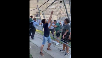 Ismét kordont bontott a Momentum a Karmelitánál