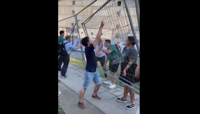 Ismét kordont bontott a Momentum a Karmelitánál