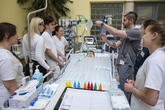 Az önkormányzati rendelőkbe menekülnek a kórházi dolgozók az arcfelismerő elől