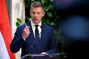 Magyar Péter Brüsszelben megígérte, nem megy ki kávézni az Európai Tanács üléséről