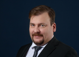 Mégis nyomoznak az Alapjogokért Központ elemzője ellen, aki horogkeresztes szivárványszínű zászlót posztolt