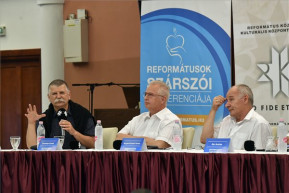 Egyházak politikai pórázon