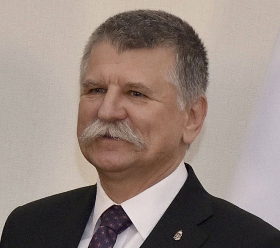 Kövér László rosszul lett a repülőn, meg kellett szakítani a gép útját