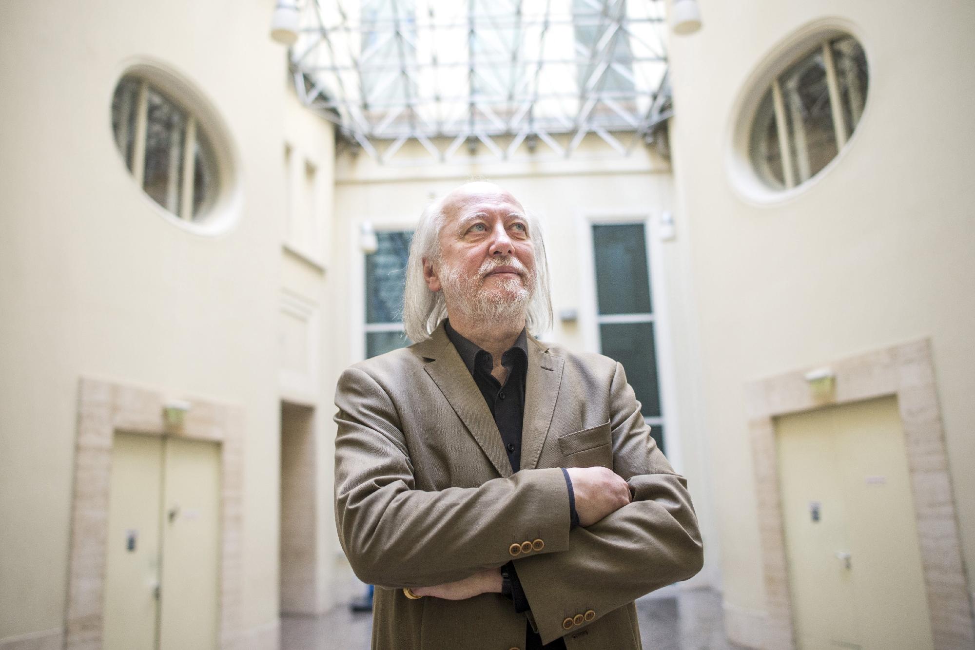 Krasznahorkai László kapja idén az irodalmi Nobel-díjat