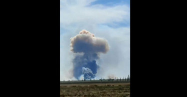 Robbanások és füst a Krímben, egy orosz légibázisnál