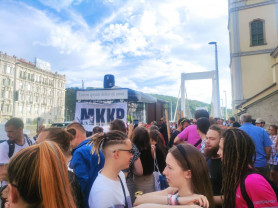 Százötven-kétszáz ember a Kutyapárt tüntetésén az Erzsébet hídnál