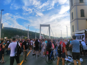 Lezárták az Erzsébet hidat a Kutyapárt tüntetésén