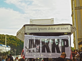 Két sávot már lezártak az Erzsébet hídból a Kutyapárt újabb tüntetésén