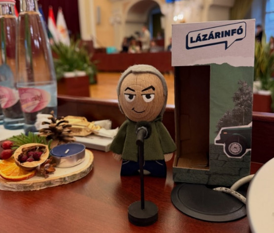 Mini Lázár-figurát kapott Vitézy Szentkirályitól