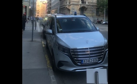 Nem árulja el Lázár, kié az általa használt luxus Mercedes