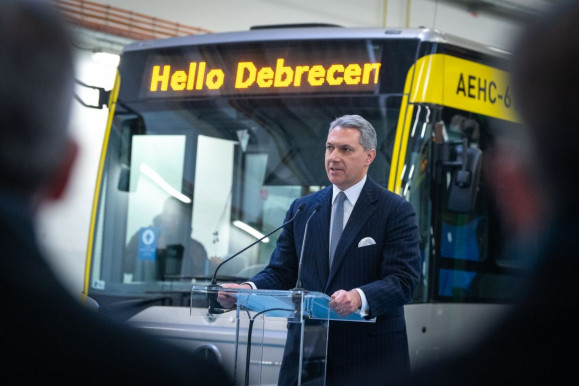 Lázár: A magyar fiatalok nem kapnak jobb ajánlatot Nyugat-Európában, mint például Debrecenben