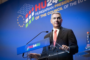 Vihar: Lázár bocsánatot kért az utasoktól, akik órákat vártak a nyílt pályán