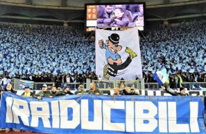 Tántoríthatatlan idióták fasiszta pózban