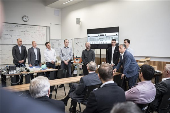 Orbán pániküzemmódban vásárolt, mert senki nem mer ellentmondani neki