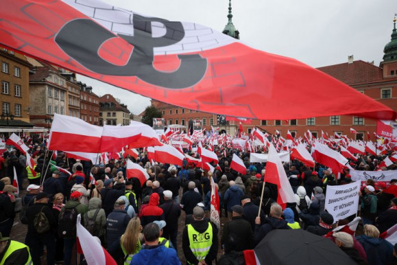 Zeöld: Lengyelországban megreccsent az a kép, hogy a kormány garantálni tudná a biztonságot