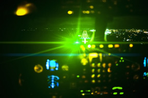 Nem állnak le, elvakítják a pilótákat Budapest fölött