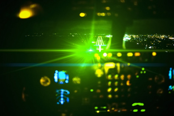 Nem állnak le, elvakítják a pilótákat Budapest fölött