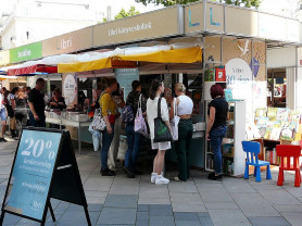 A homofób törvény miatt könyveket fóliáz be a Libri