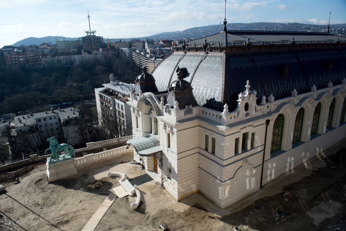 Műszakilag elkészült az újjáépülő Lovarda és Főőrség