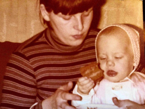 Édesanyja miatt támadják Magyar Pétert, Erőss Mónikát az OBH elnöke figyelmeztette