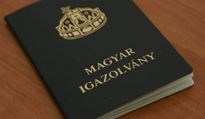 Az ingyenes utazásra jogosító magyar igazolvány kapkodás miatt kerülhetett elő