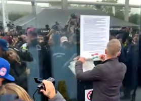 Magyar Péter egy pillanatra bejutott a közmédia épületébe