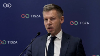 Közzétett egy jelentést Magyar, amely szerint a kormány négy éve tudja, hogyan bánnak az állami gondozott gyerekekkel