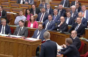 Takács Péter miatt tiltaná be a mobilozást a parlamentben Magyar Péter