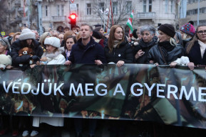 Hatalmas tömeg gyűlt össze a Karmelitánál a Tisza tüntetésén