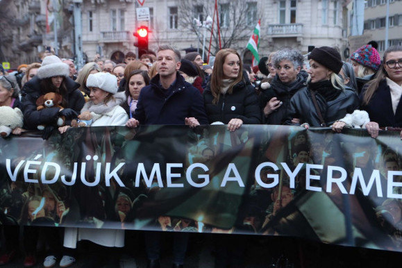 Hatalmas tömeg gyűlt össze a Karmelitánál a Tisza tüntetésén