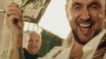 Rengetegen álltak sorba Bindzsisztán sütiért 