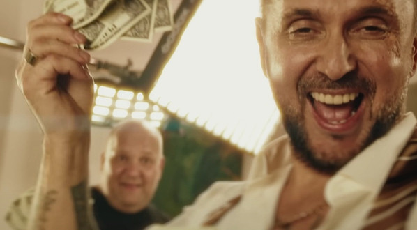 Még a fideszesek 37 százaléka is Orbánt látja Bindzsisztán fiktív vezetőjében