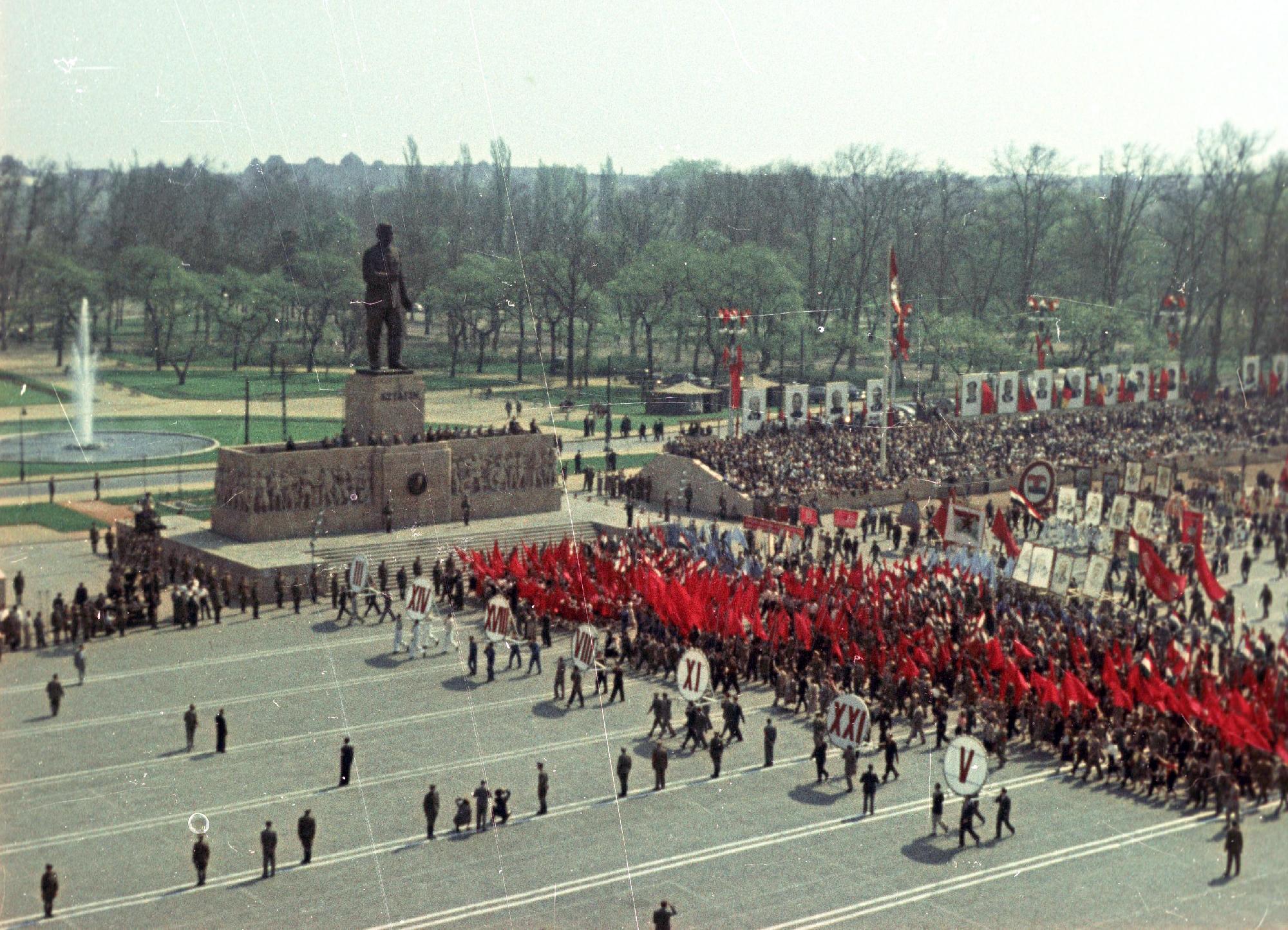 Május 1, 1955, felvonulás, vörös, 56-osok tere,  (Sztálin tér),