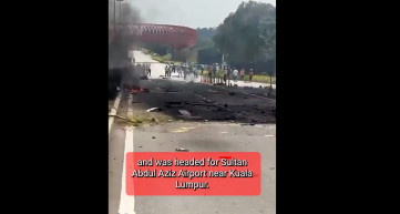 Autóútra zuhant egy repülő Malajziában, legalább tíz halott