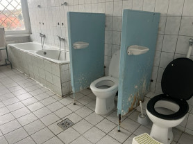 Magyar Péterék felújítják a miskolci gyermekotthon vizesblokkját