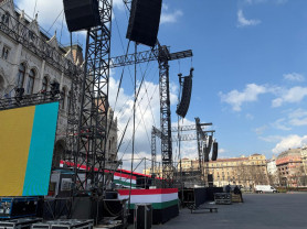 Dér Heni, Radics Gigi, Pataky Attila, Curtis, és Takáts Tamás és Pápai Joci énekli a Himnuszt a Fidesz március 15-i ünnepségén