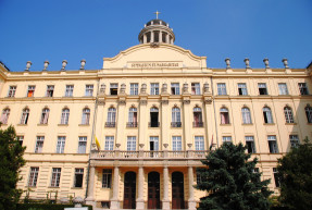 Luxuskocsik pöffeszkednek a budai gimnázium parkolóvá alakított udvarán