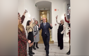 Jó szándékkal készült a videó, amiben obszcén zene kísérte Maruzsa államtitkár bevonulását 