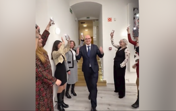 Jó szándékkal készült a videó, amiben obszcén zene kísérte Maruzsa államtitkár bevonulását 